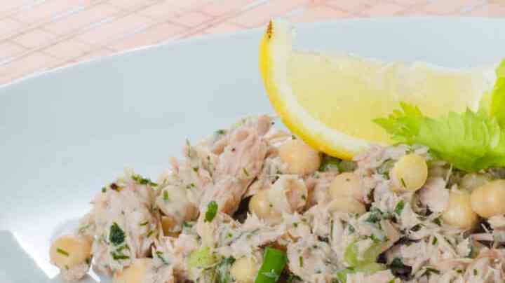 plato de ensalada de garbanzos con atún