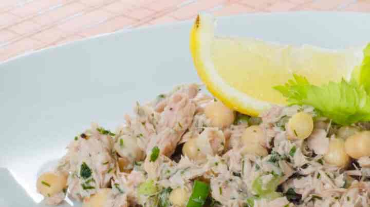 plato de ensalada de garbanzos con atún