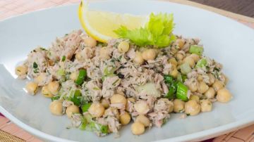 plato de ensalada de garbanzos con atún