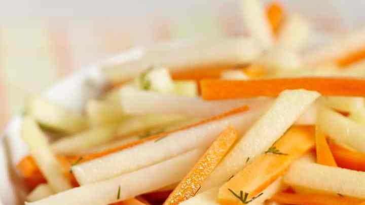 bol con ensalada de manzana con zanahoria