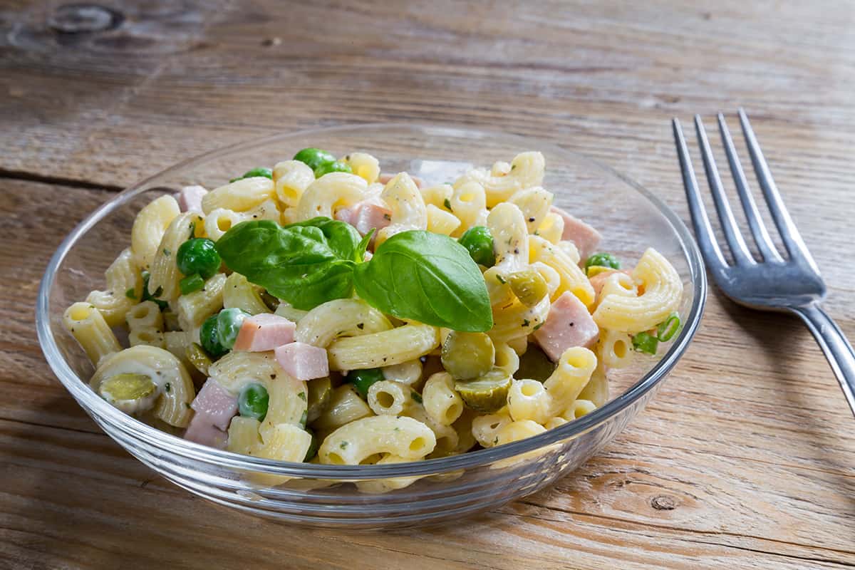 plato de ensalada de pasta con jamon