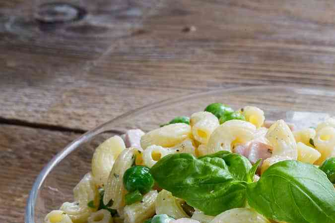 plato de ensalada de pasta con jamon