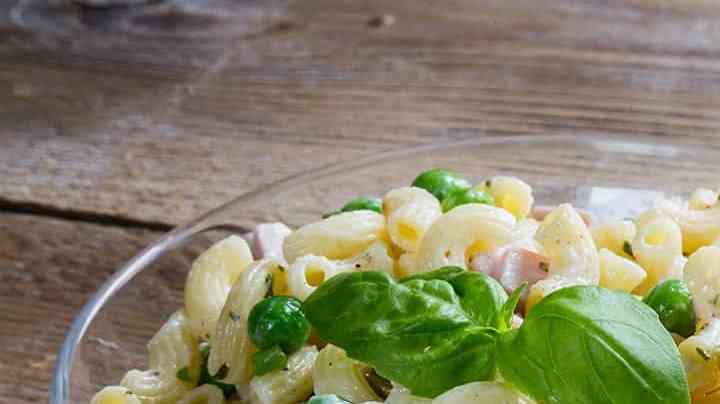 plato de ensalada de pasta con jamon