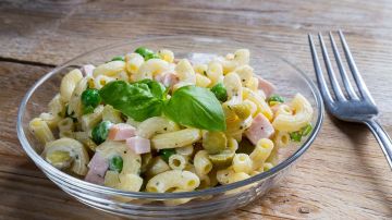 plato de ensalada de pasta con jamon