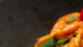 plato con langostinos al curry