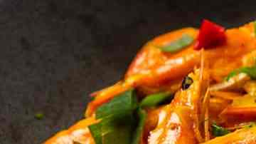 plato con langostinos al curry