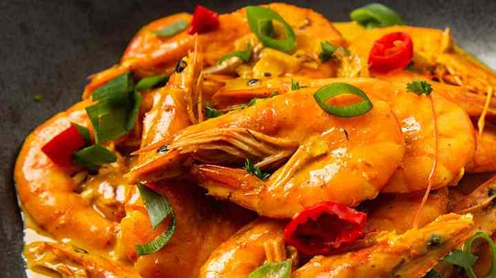 plato con langostinos al curry