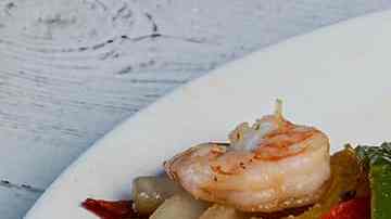 plato de langostinos salteados con vegetales