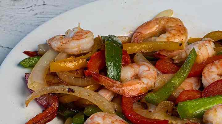 plato de langostinos salteados con vegetales