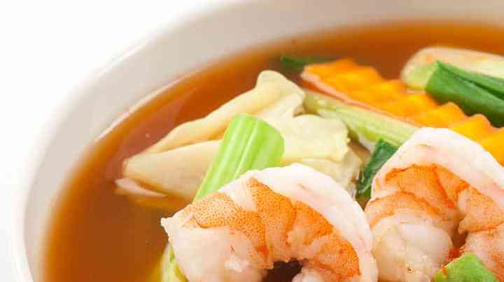 plato de sopa con langostinos