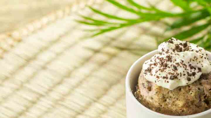 Mug cake de cookies and cream