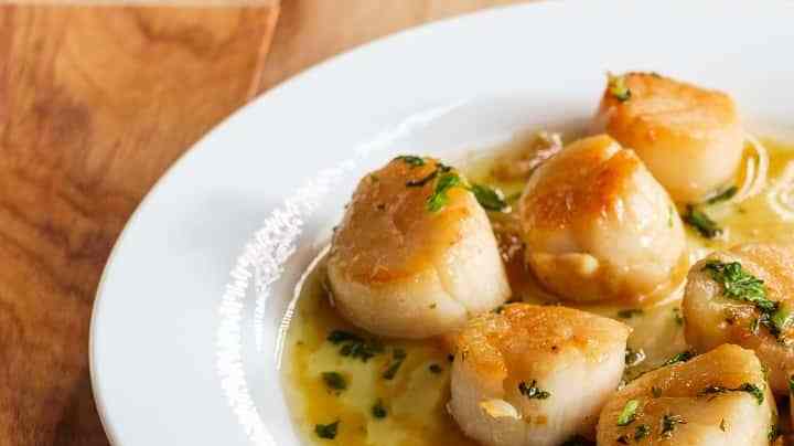 Vieiras al vino blanco