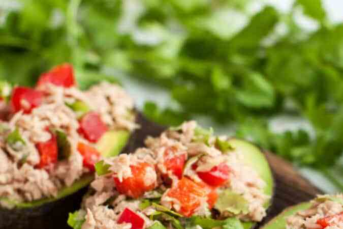 aguacates rellenos de atún