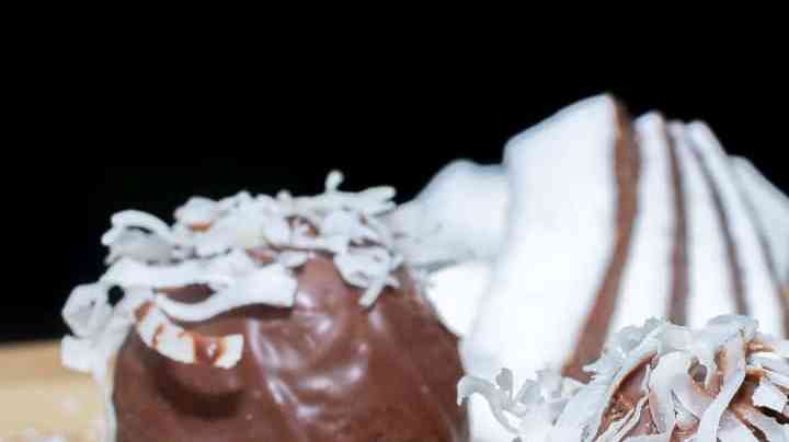 Bolitas de coco y chocolate