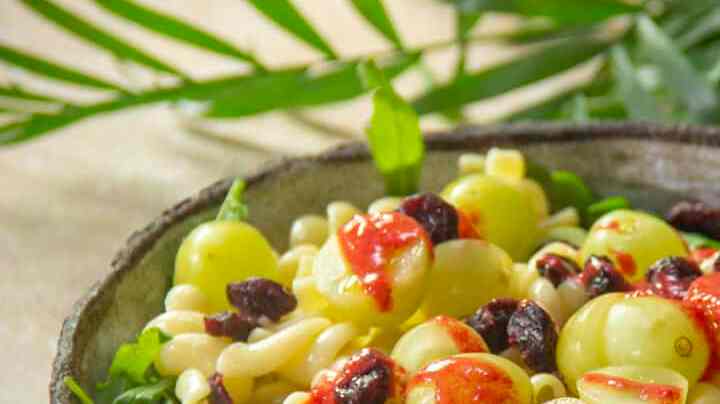 ensalada con pasta, uvas y vinagreta de frambuesa