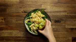 ensalada con pasta, uvas y vinagreta de frambuesa paso 4