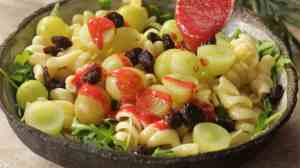 ensalada con pasta, uvas y vinagreta de frambuesa paso 4