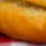 plato de ensalada de atún con guisantes