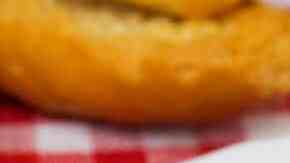 plato de ensalada de atún con guisantes