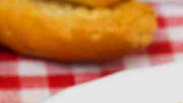 plato de ensalada de atún con guisantes