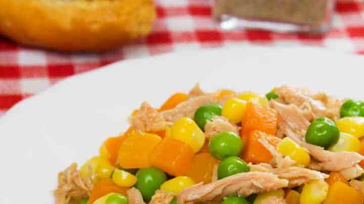 plato de ensalada de atún con guisantes