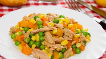 plato de ensalada de atún con guisantes