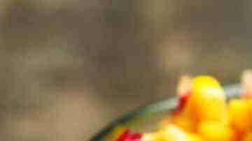 bol de vidrio con ensalada de maíz con pepino