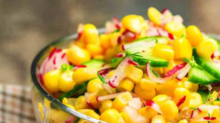 bol de vidrio con ensalada de maíz con pepino