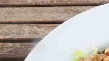 plato con ensalada de remolacha con atún