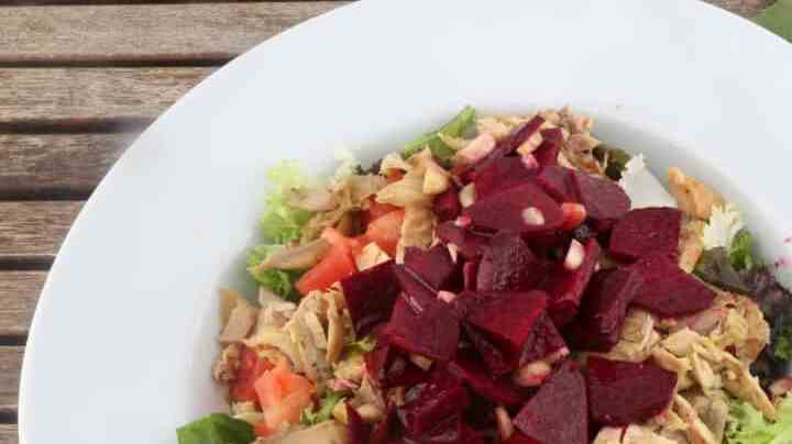 plato con ensalada de remolacha con atún