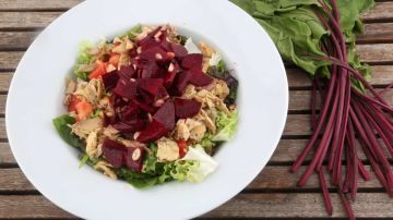 plato con ensalada de remolacha con atún