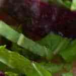 plato de ensalada de remolacha con papas