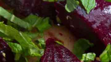 plato de ensalada de remolacha con papas