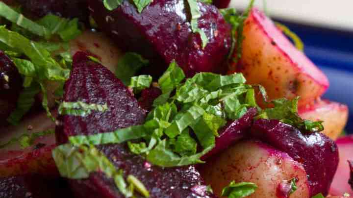 plato de ensalada de remolacha con papas