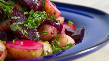 plato de ensalada de remolacha con papas