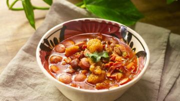 frijoles charros con chicharron