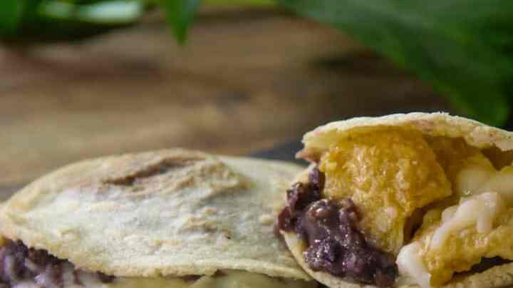 gorditas de maíz rellenas de frijoles