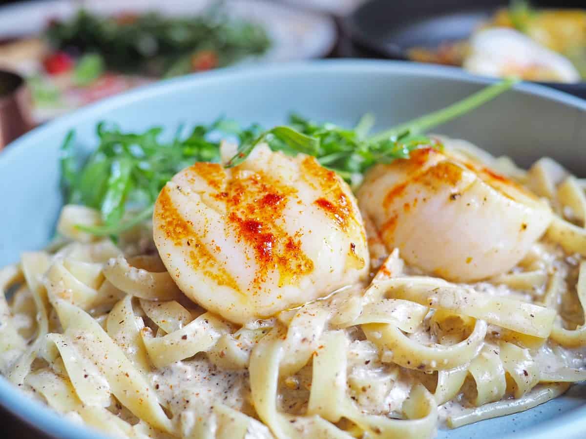 Receta de fetuccinni con vieiras en salsa francesa