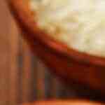 plato de arroz con guisantes verdes