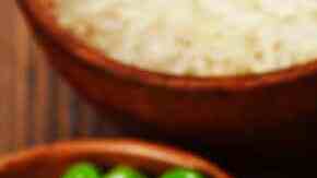 plato de arroz con guisantes verdes