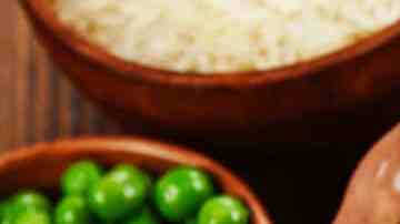 plato de arroz con guisantes verdes