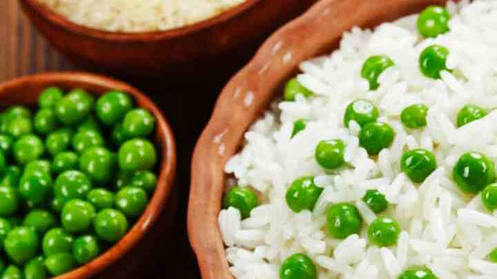 plato de arroz con guisantes verdes