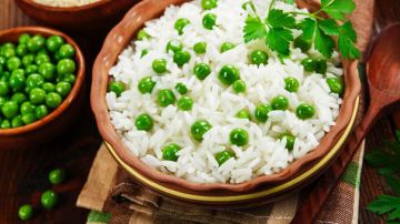 plato de arroz con guisantes verdes