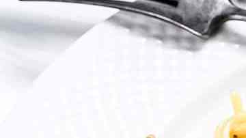 espaguetis con salsa de queso azul en plato blanco