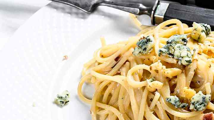 espaguetis con salsa de queso azul en plato blanco