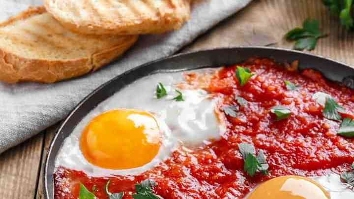 huevos en salsa de tomate