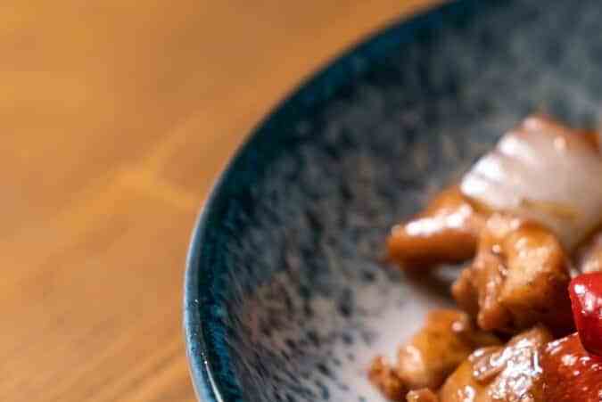 Pollo salteado con salsa de soya