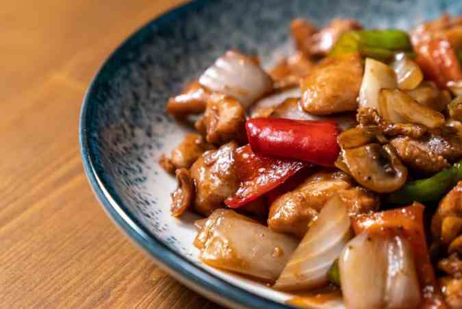 Pollo salteado con salsa de soya