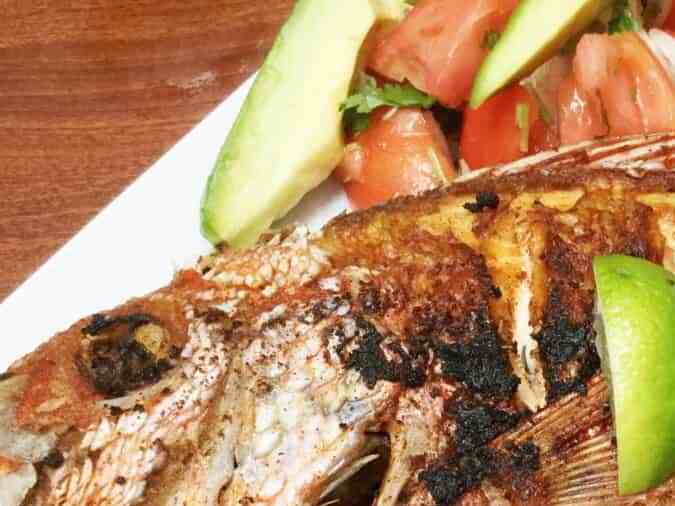 Pescado frito con salsa picante