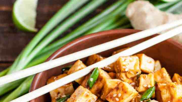 plato de tofu con salsa de soya chino